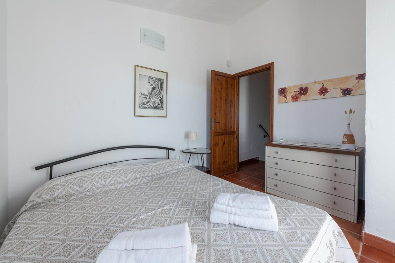 Damiano Holiday House Porto Columbu - Perd'E Sali Esterno foto